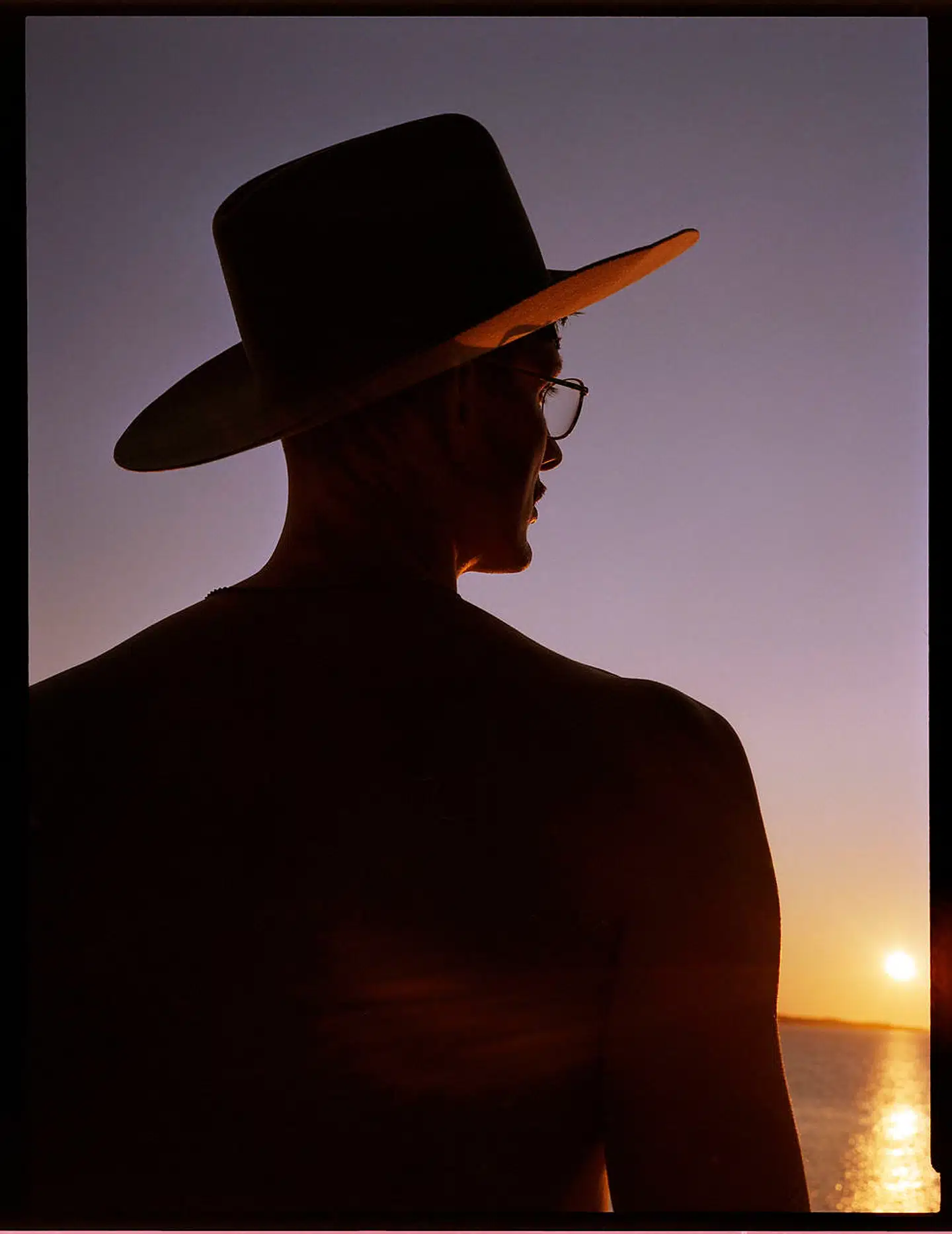 »Universet er en venlig størrelse, der ønsker at alt liv på jorden udlever sit potentiale. Derfor lytter universet også med i dine drømme, og hjælper dig imod dine ønsker med små mirakler fra oven,« skriver Rahim i sin nye bog.