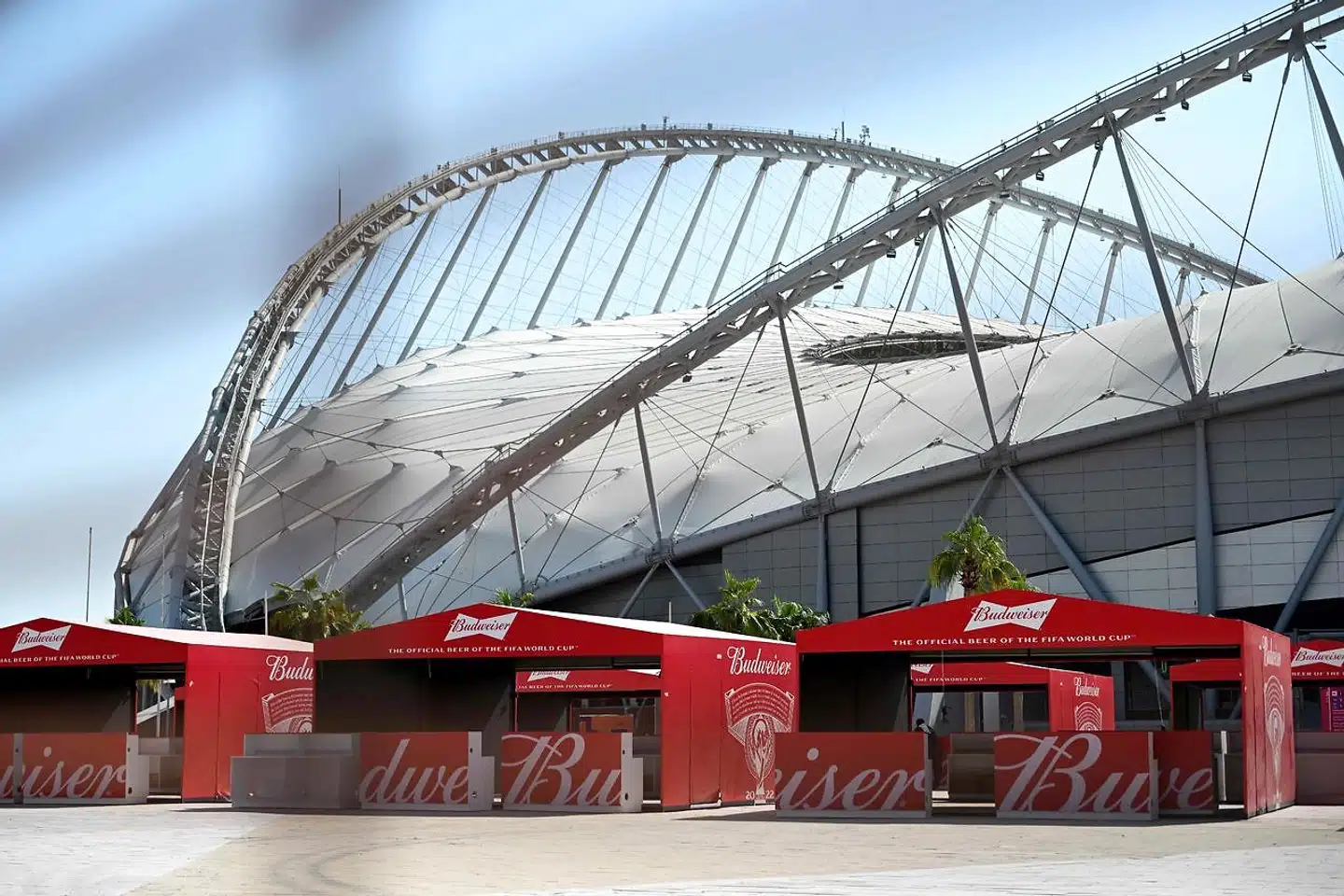 Budweiser øl-boder ved Khalifa International Stadium i Doha, Qatar. Efter snakke mellem værtslandets myndigheder og Fifa er der blevet truffet en beslutning om at fokusere salget af alkoholiske drikkevarer til fanzoner og fjerne salgsstederne i og omkring stadion, lyder det.