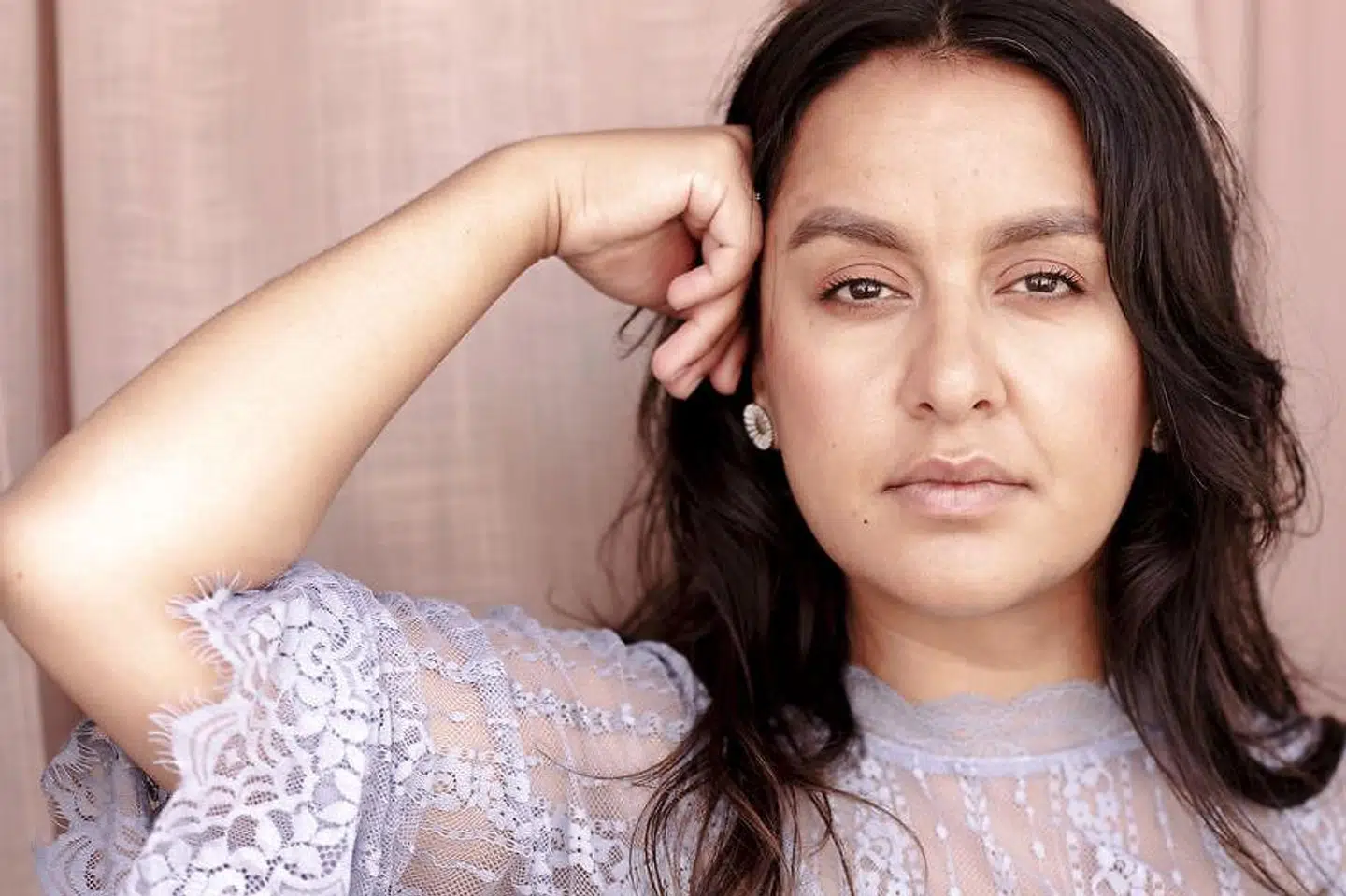 »Alle danskere har gået eller vil gå i den danske folkeskole. Ligesom alle danskere før eller siden vil få behov for en værdig og omsorgsfuld ældrepleje. Men netop de to ressortområder får tit udnævnt en minister på posten, som sjældent selv har prøvet at stå på den anden side,« skriver Geeti Amiri.