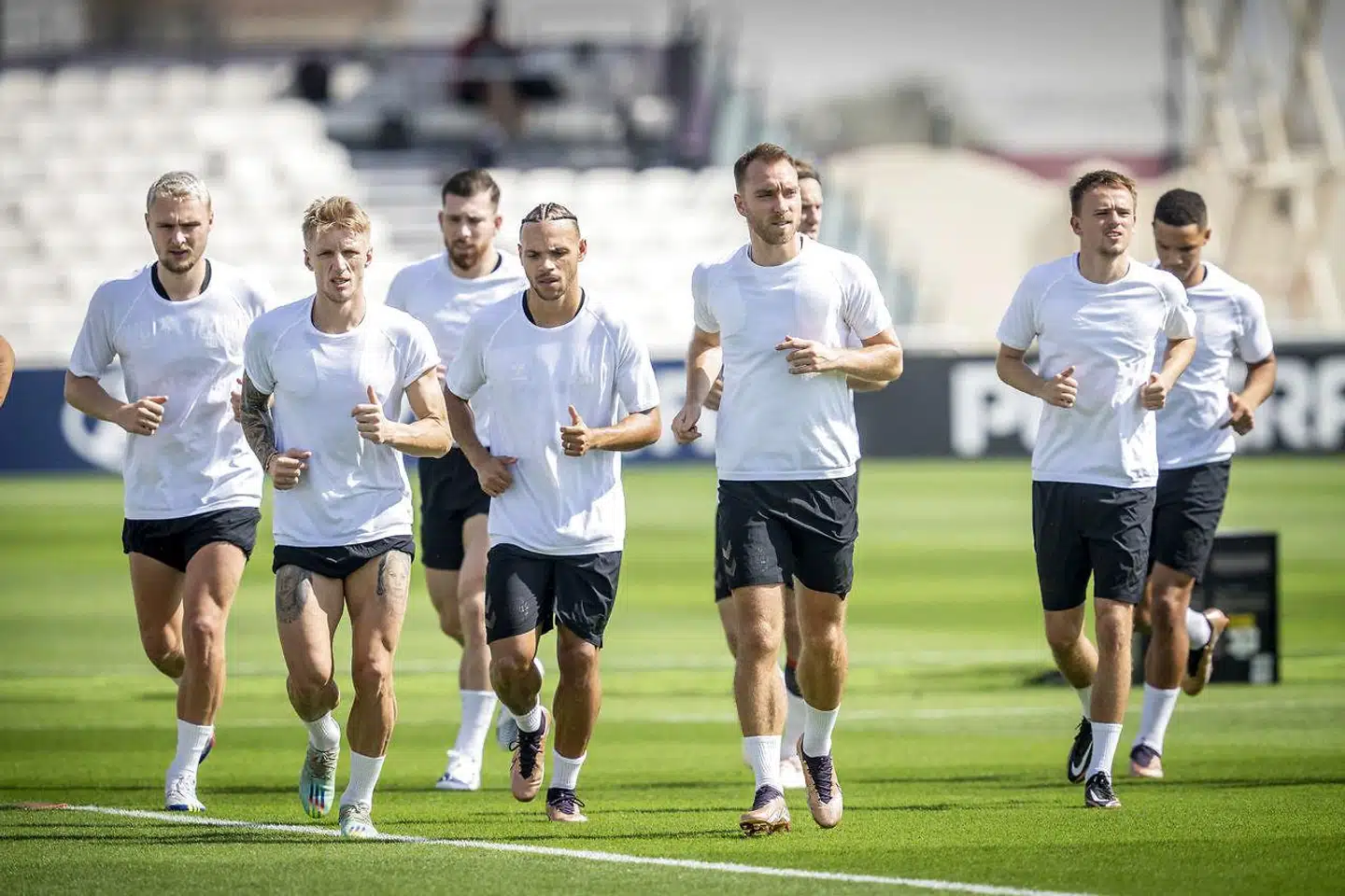 »Kritikken af Qatar som vært for VM er berettiget af mange årsager, deriblandt den åbenlyse diskriminerende behandling af migrantarbejdere, lgbt+-personer m.m. Derudover er Qatar ikke en fodboldnation i traditionel forstand,« skriver Kenn Rønning, der er mangeårig fodboldfan.