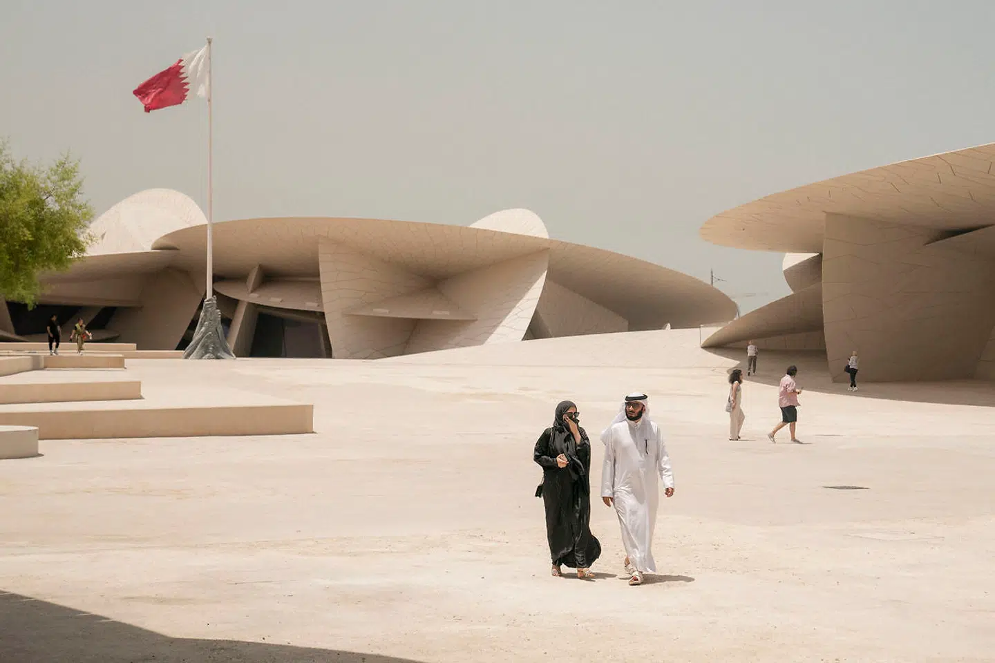 Qatar afholder verdensmesterskaberne i fodbold, og på søndag skydes fodboldfesten i gang. Men vil der være folkefest, når mesterskabet afholdes i et land med slavelignende forhold for migrantarbejdere, kvindeundertrykkelse og forbud mod homoseksualitet? Og kan vi tillade os det?