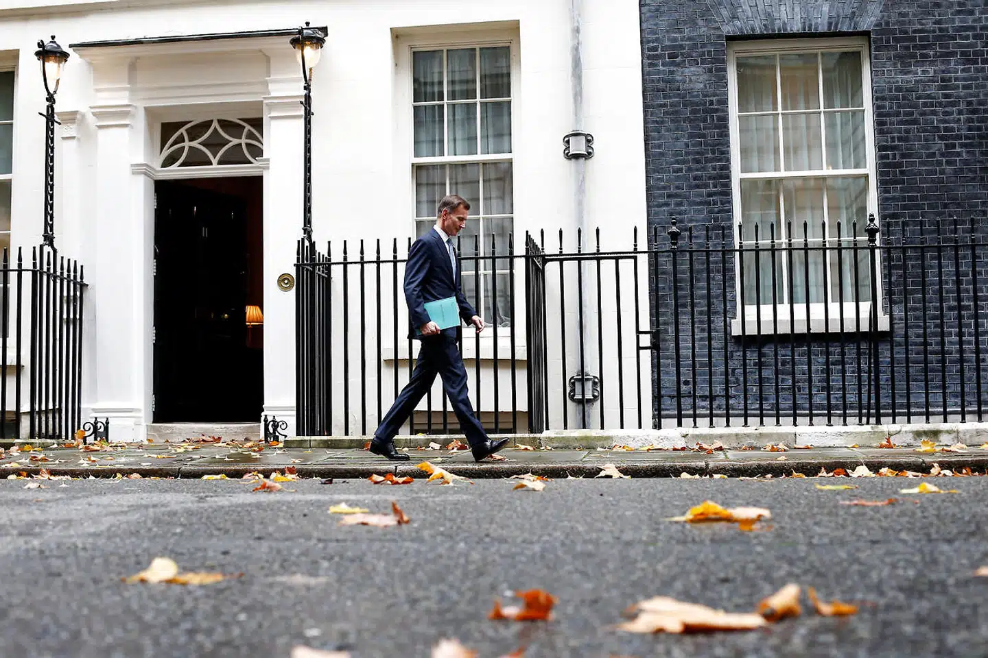 Den konservative finansminister, Jeremy Hunt, har både skattestigninger og flere penge til briter på overførselsindkomst med i sin »efterårsudtalelse«. Her passerer han Downing Street i London på vej til parlamentet.
