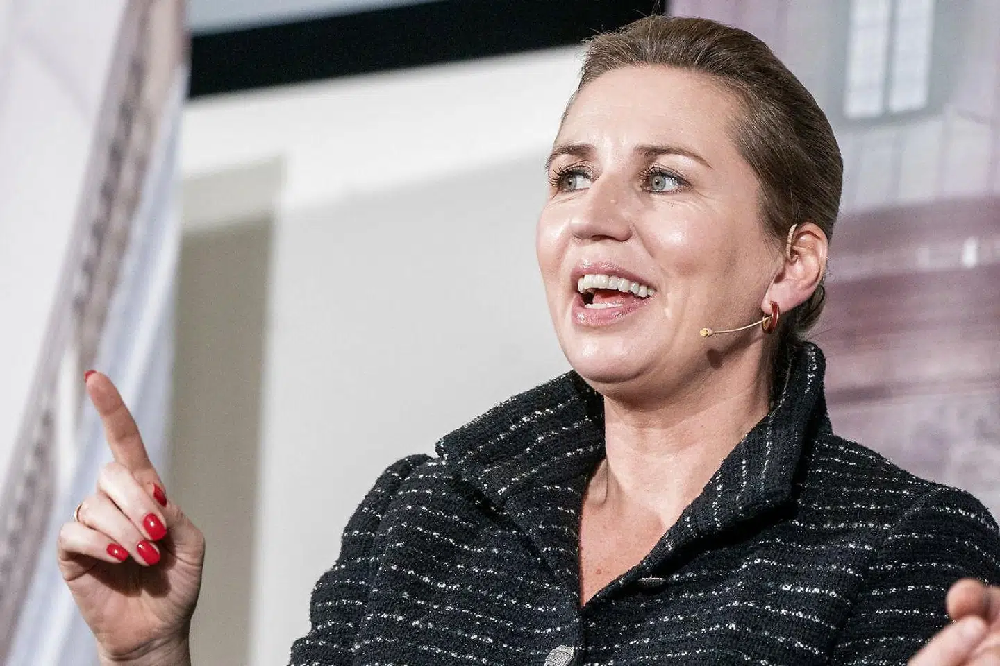 »Det er kke svært at forestille sig, hvor motiverende og konstruktivt et månedligt regeringsseminar på Marienborg ville være, hvis Mette Fredriksen bød velkommen over en kop te tilført nøje afmålte mængder opløste krystaller,« skriver Torben Steno.