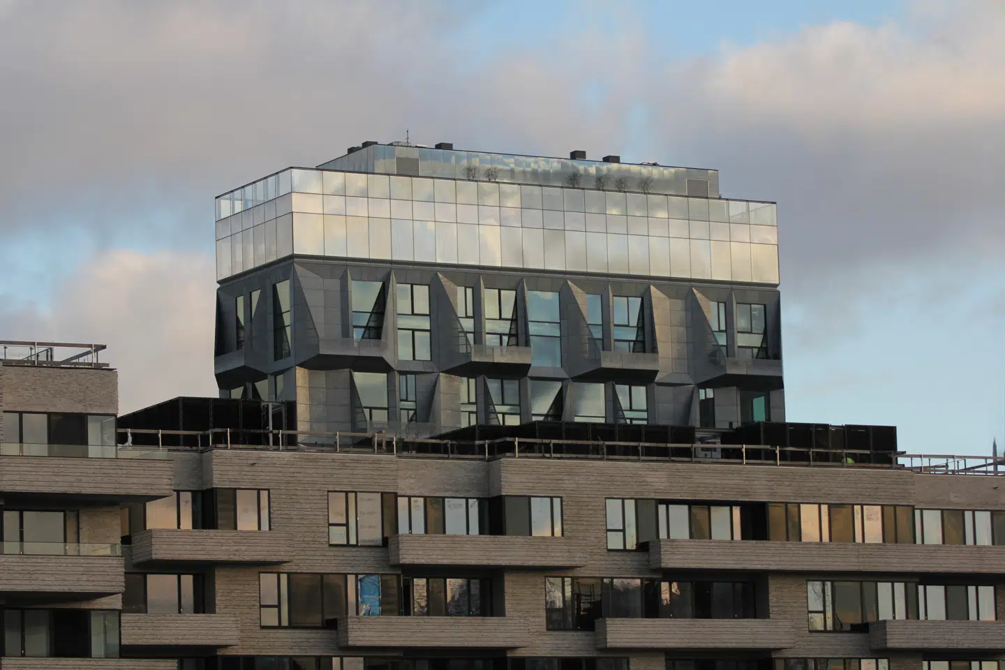 Nordhavns gamle 'HVA DRIKKER MØLR'-silo blev renoveret i 2017 og har siden vundet en række arkitekturpriser. I dag kan man besøge Restaurant SILO på 17. etage eller snuppe en udsigts-drink på tagterrassen på 18. etage på toppen af siloen.