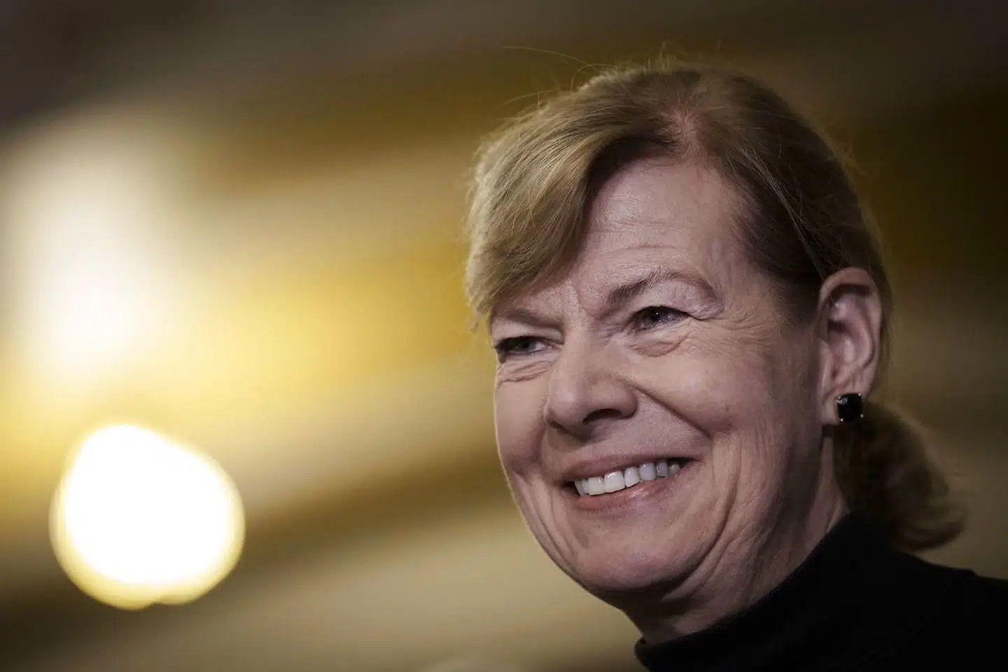 Wisconsin-senator Tammy Baldwin har ledt forhandlingerne om beskyttelse af rettigheden til at indgå ægteskab mellem to personer af samme køn. Hun er selv den første person valgt til den amerikanske kongres, der offentligt har fortalt, at hun er lesbisk.