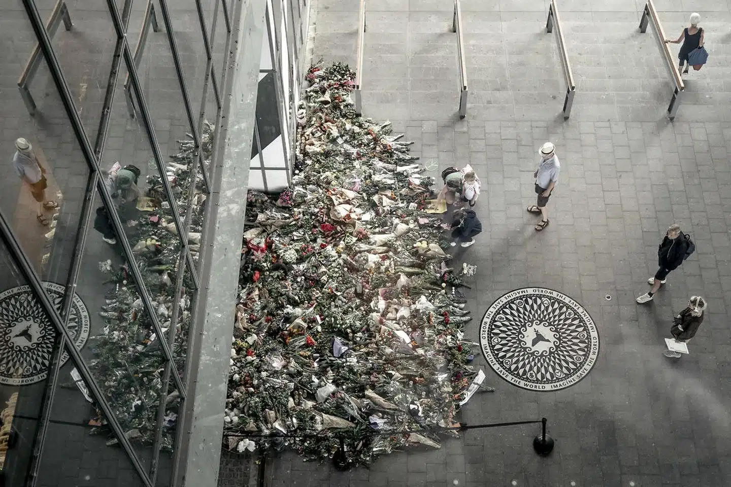 »Det mest nærliggende burde være at sætte sig ned, tie stille, lytte, rykke sammen. Men gadekæret summede overgearet længe før, at politiet overhovedet havde indkaldt til første pressebriefing,« skriver Andreas Gylling Æbelø.