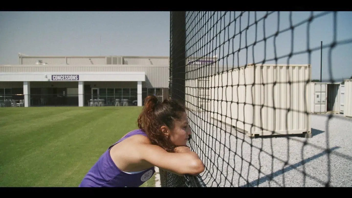 Nadia Nadim var tvunget til kun at kigge på, når hendes holdkammerater i Racing Louisville FC trænede, da hun blev knæskadet og skulle opereres.