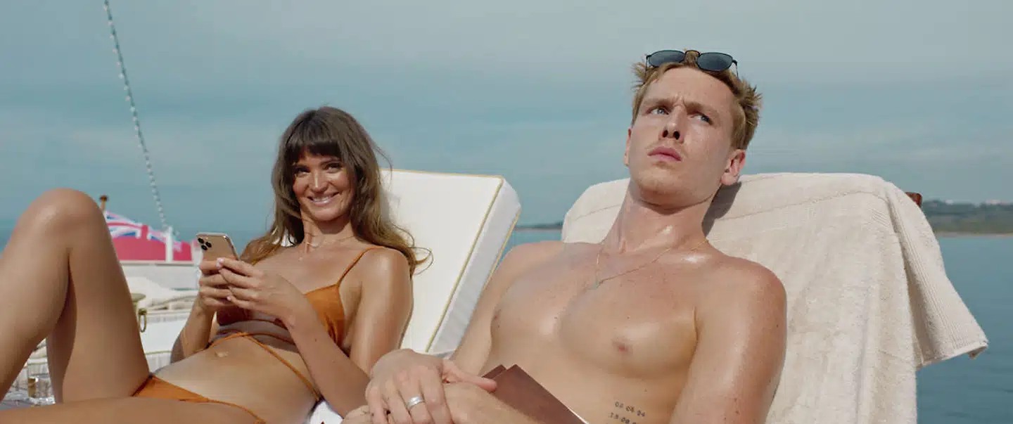 Ruben Östlunds film »Triangle of Sadness« bliver nu vist på en filmfestival i Saudi-Arabien, landet som ofte kritiseres for brud på menneskerettigheder, og det møder kritik.
