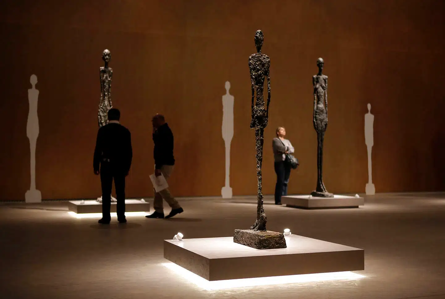 Nogle af Alberto Giacomettis karakteristiske skulpturer på en udstilling i Zürich i kunstnerens fødeland, Schweiz.