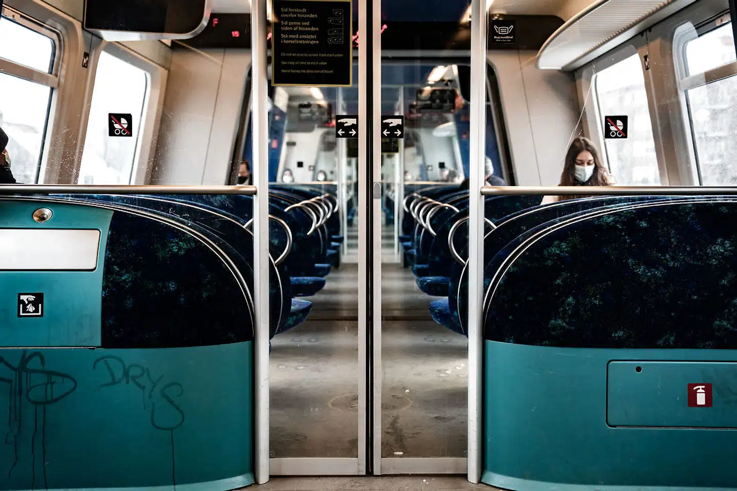 Fra 15. januar 2023 sættes priserne op, så det i gennemsnit bliver 4,9 procent dyrere at køre med offentlig transport sammenlignet med i år. (Foto: Emil Helms/Ritzau Scanpix)