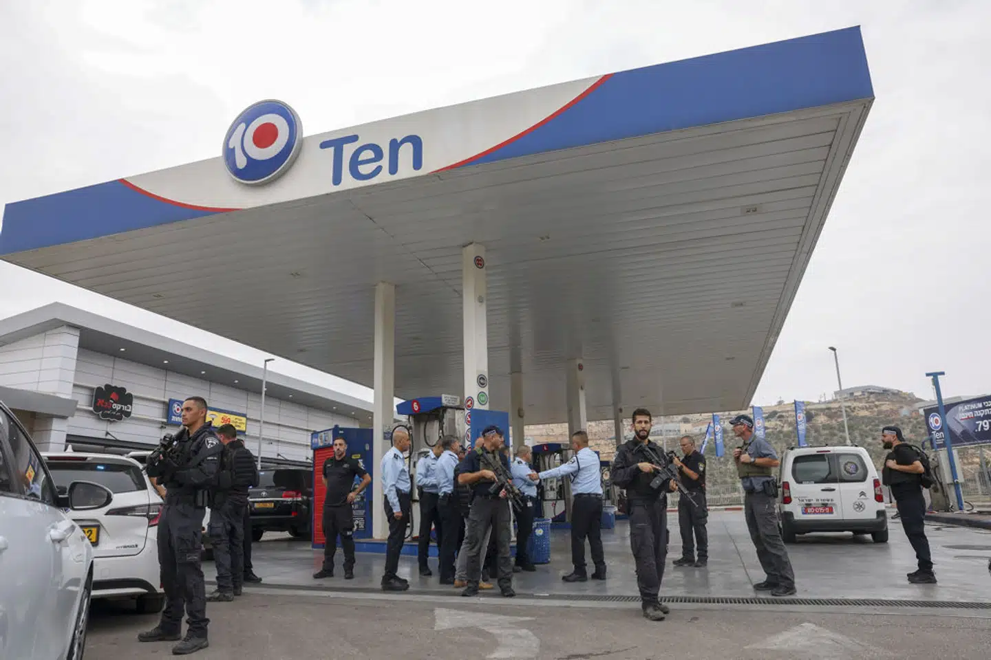 Israels politi vogter ved en tankstation, hvor flere personer tirsdag blev stukket ned. – Foto: Oren Ziv/Ritzau Scanpix