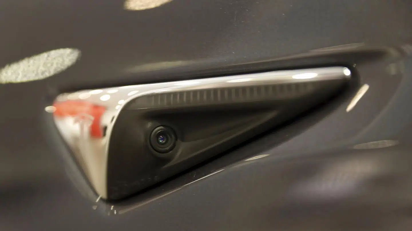 Der sidder kameraer rundt omkring på Tesla-bilerne, og de filmer også forbipasserende, når bilen kører og parkerer. Det må man ikke i offentlige rum.