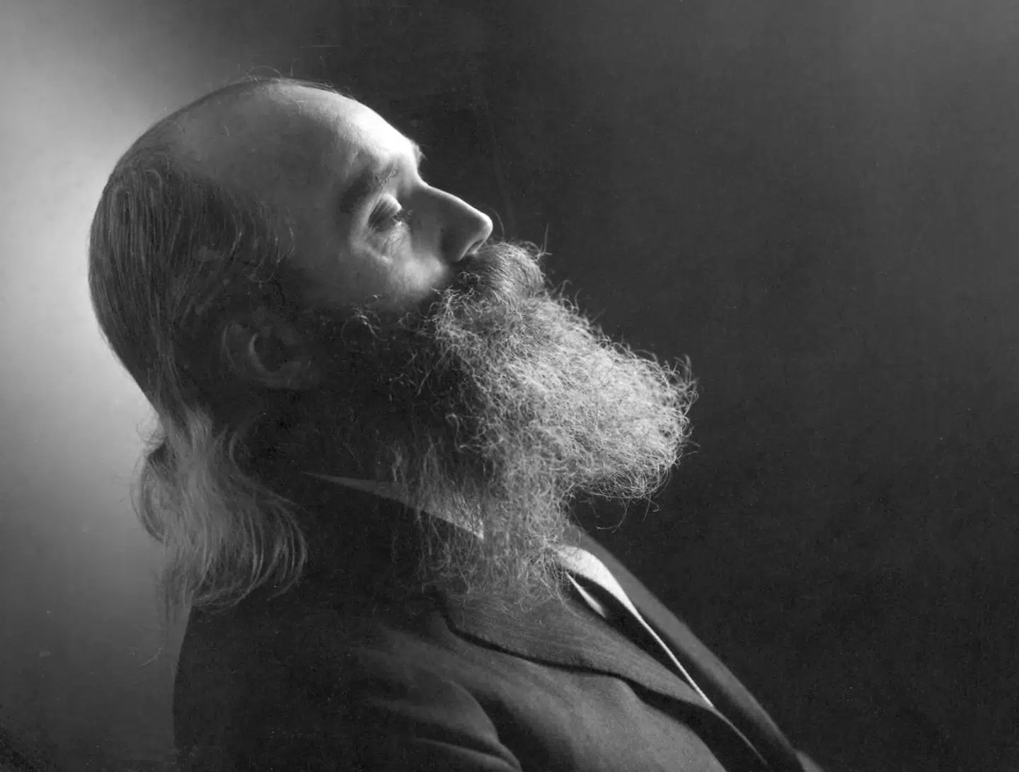 Pladsen blev i 1993 opkaldt efter den Helsingør-fødte rejsekonge. Nu er dele af den ramt af hærværk.