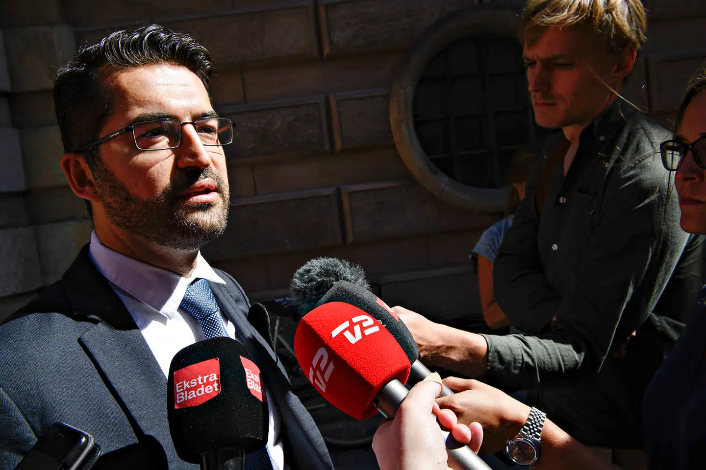 Advokat Erbil Kaya har på Ahmed Samsams vegne stævnet PET og FE for gennem retssystemet i et civilt søgsmål at tvinge de to tjenester til at be- eller afkræfte, at hans klient var udsendt til Syrien som agent.