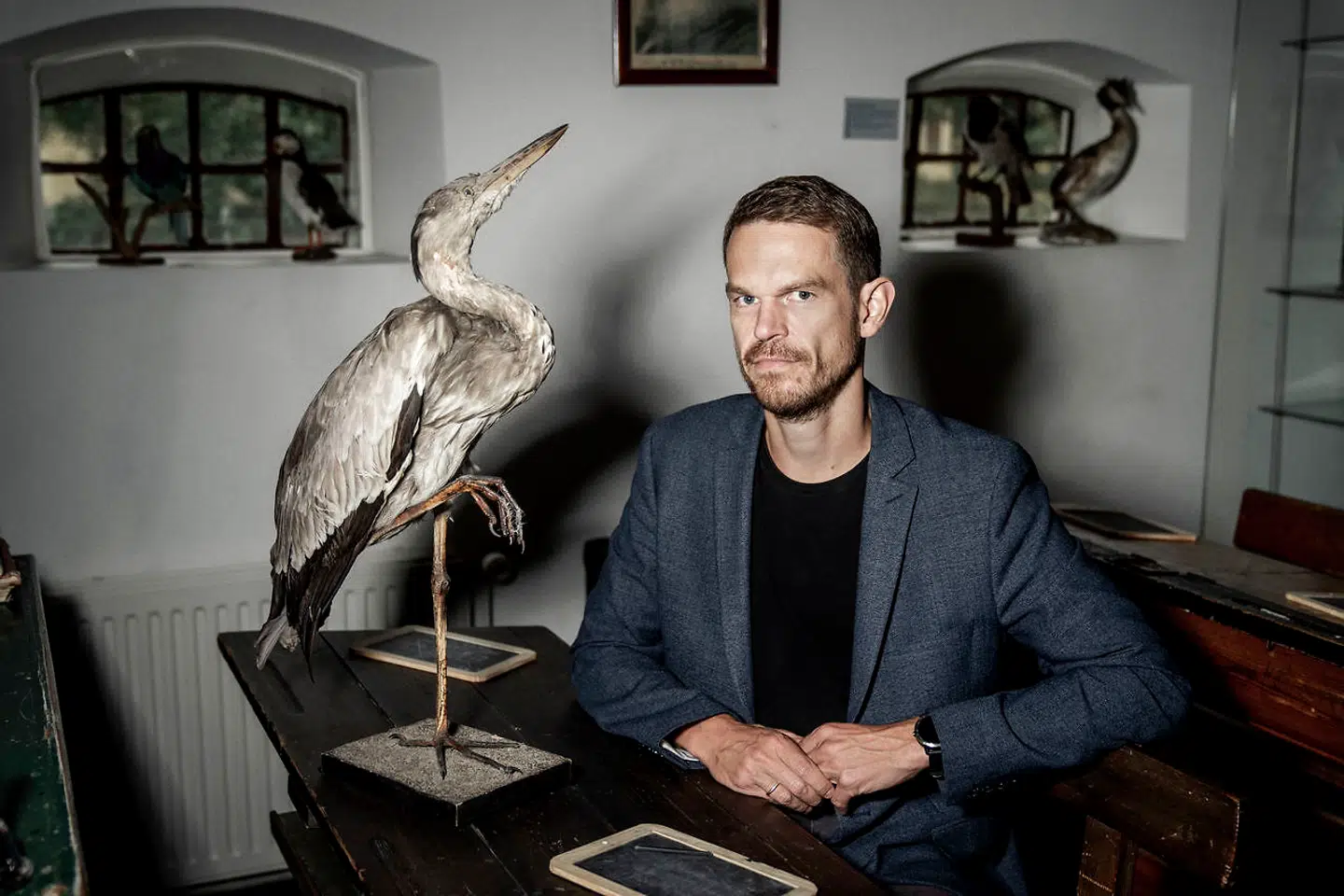 Konservatisme som begreb kan bruges snævert og bredt. Snævert drejer det sig om særlige politiske og økonomiske principper. Brinkmann afviser i Allarps interview, at han er konservativ på den måde. Bredere og mere livsanskuelsesmæssigt forstår Brinkmann konservatisme som en værdsættelse af traditionen. Der er nogle værdimæssige rødder eller normer, som et samfund orienterer sig ud fra. Men de rødder og normer hviler på almene, ikke-konstruerede spilleregler for en kommunikation, hvor man argumenterer for sine synspunkter,« skriver Dorthe Enger.På billedet ses Svend Brinkmann, professor, Ph.d. Aalborg Universitet på Ballerup Museum.