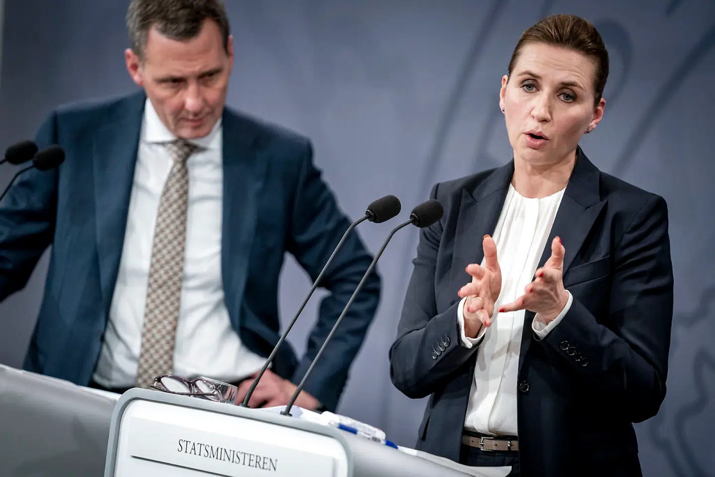 »Der var dog ikke kun tale om uagtsomhed, men også om fuldt overlæg fra det øjeblik, ministrene vidste, at der manglede lovhjemmel ifølge forhenværende landsdommer Hans Henrik Brydensholt,« skriver Tim Knudsen.