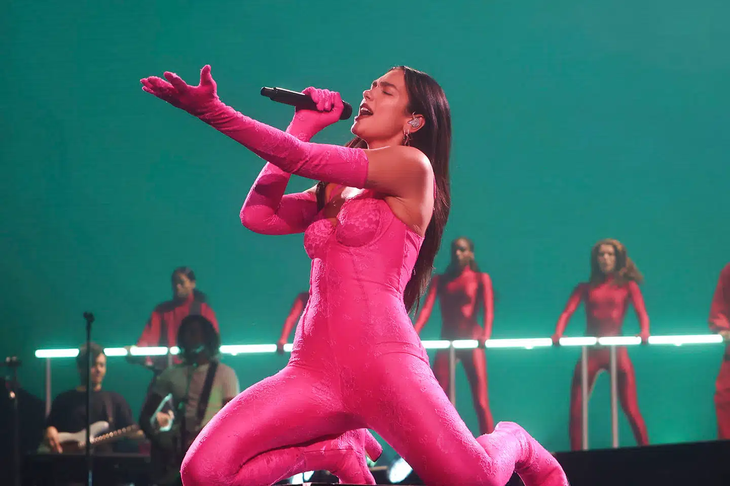 Den britiske sangerinde Dua Lipa sagde, at hun så frem til at besøge Qatar, når landet har opfyldt alle de menneskerettighedsløfter, det gav, da det vandt retten til at være vært for VM.