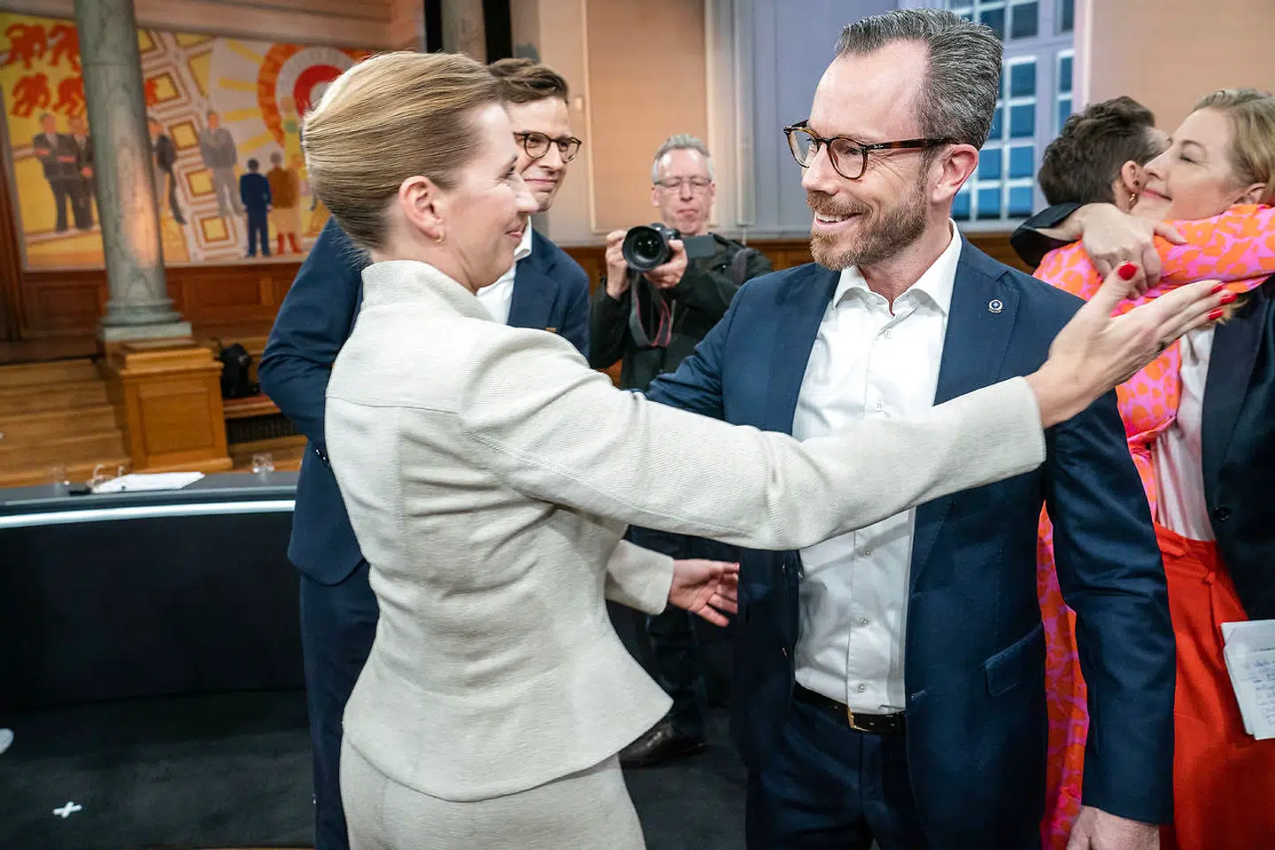 »Det er endnu uklart, om der kan dannes regering hen over midten. Det afhænger nok mest af, om Venstres Jakob Ellemann-Jensen har vilje og autoritet til at tage en så vidtgående beslutning efter en lang valgkamp, hvor han afviste enhver tanke om at gå ind i en regering ledet af Mette Frederiksen,« skriver Mogens Lykketoft.