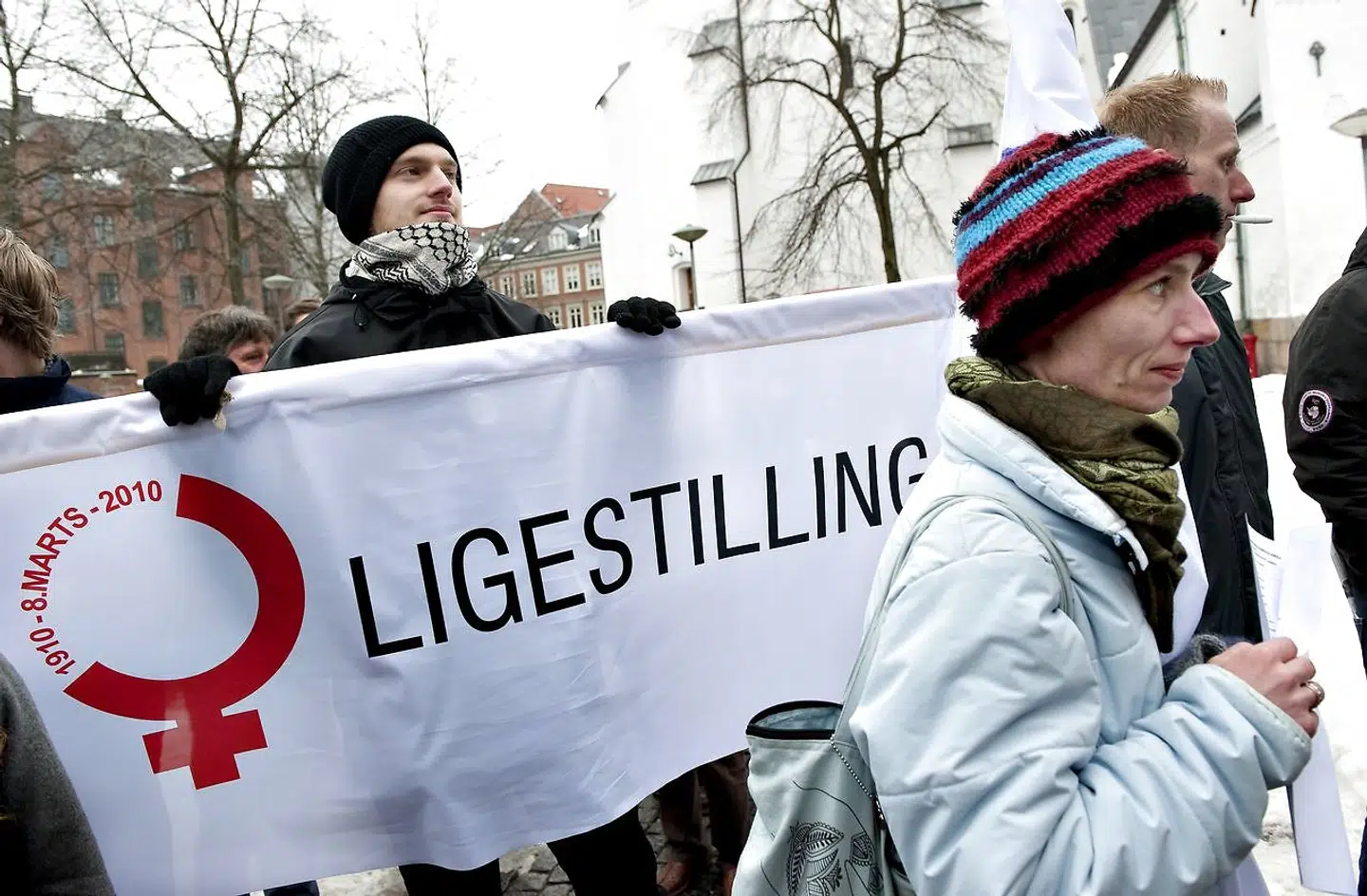 »Vi mener, svaret er, at vi tager mænds problemer med om bord i samtalen om ligestilling. Den samtale skal for eksempel handle om, hvorfor drenge sakker bagud i skolen. Hvorfor det stadig er mændene, vi sender i krig. Om maskulinitet som begreb er i forandring. Og om mandens seksualitet skal genopdages i lyset af #metoo,« skriver Alexander Andersson, Asger Toft Johannsen, Svend Aage Madsen og Henriette Laursen.