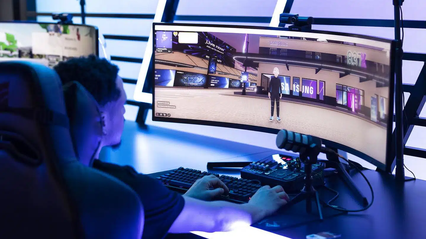 Den sydkoreanske elektronikgigant Samsung er blandt de mange, der har købt jord i de digitale universer, som på et tidspunkt tænkes smeltet sammen til ét stort metavers. Her er det Samsung i Decentraland.