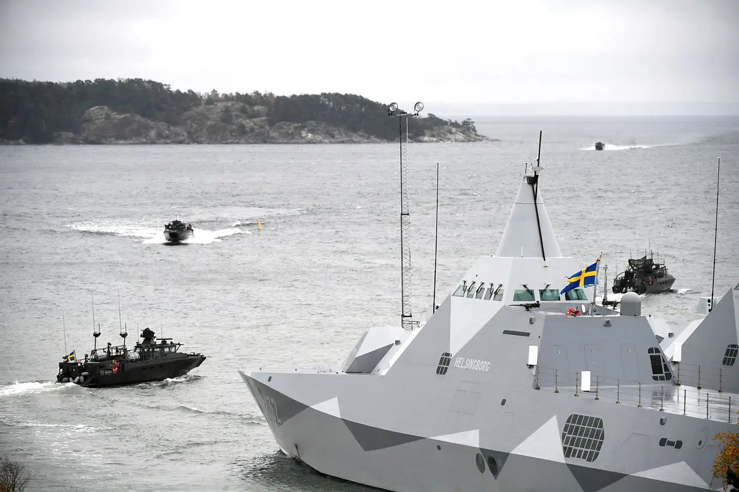 Sverige og Finland har intensiveret det militære samarbejde over de seneste år. De to lande har erklæret, at de vil forsvare hinanden, hvis et af landene bliver mål for angreb. De to landes militære styrker øver sammen, forsøger at koordinere og udveksle oplysninger og samarbejdet går i det hele taget i retning af en situation, hvor man kan skabe fælles enheder.