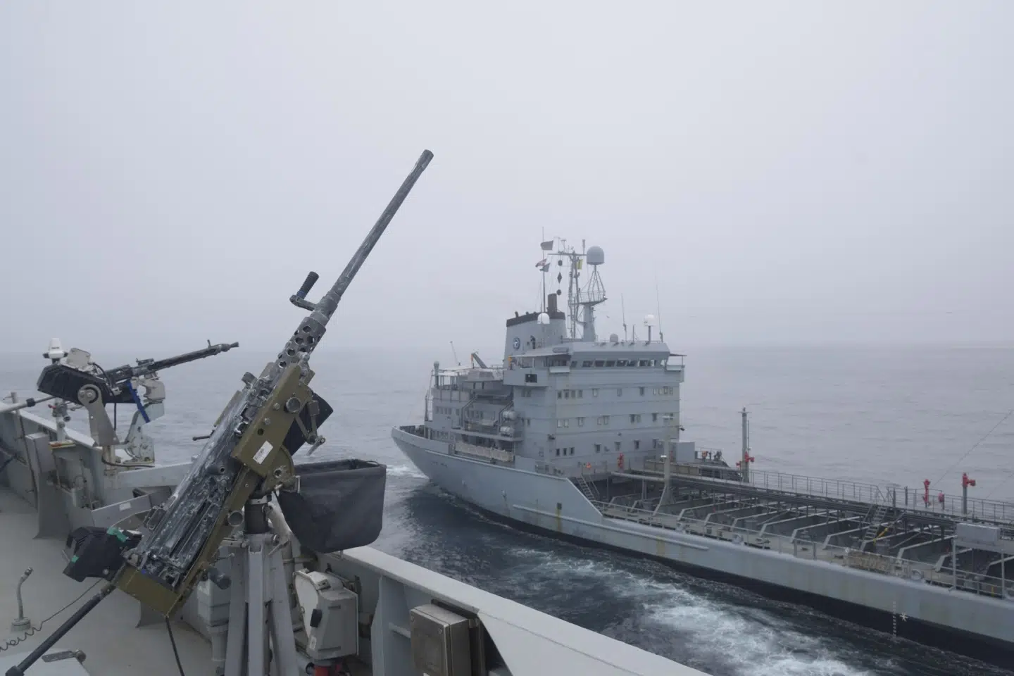 Fregatten får forsyninger efter NATO-øvelse i ubådsjagt tidligere i år.