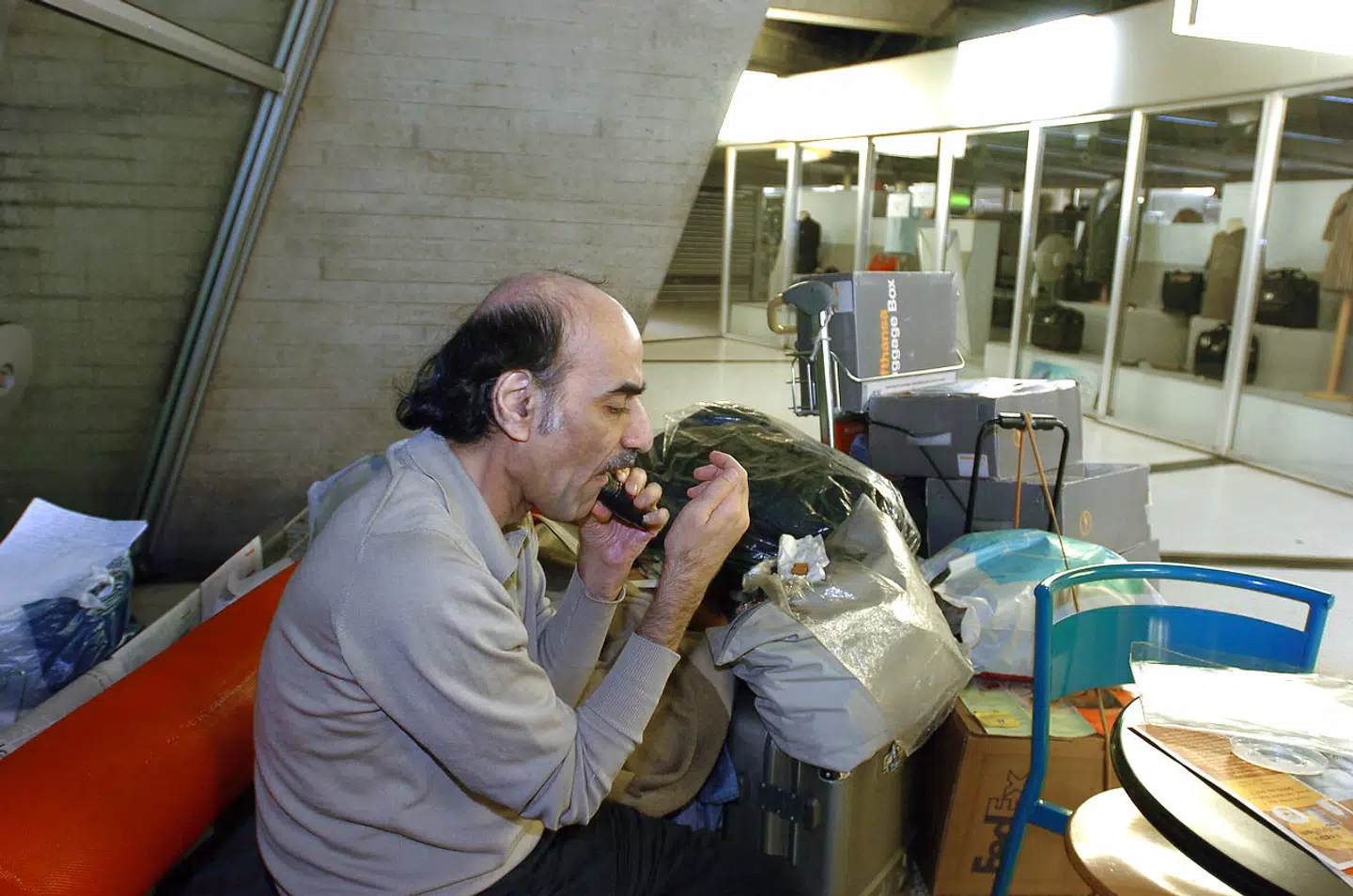 Et foto af Mehran Karimi Nasseri i 2004, hvor han barberer sig tidligt om morgenen.