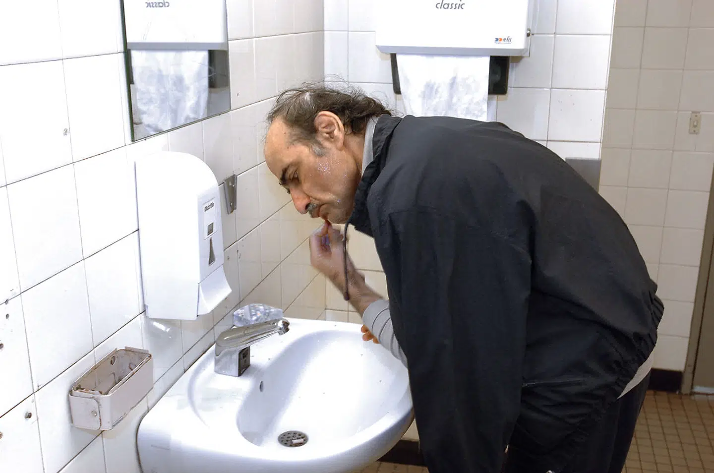 Mehran Karimi Nasseri gjorde sit morgentoilette i lufthavnen.
