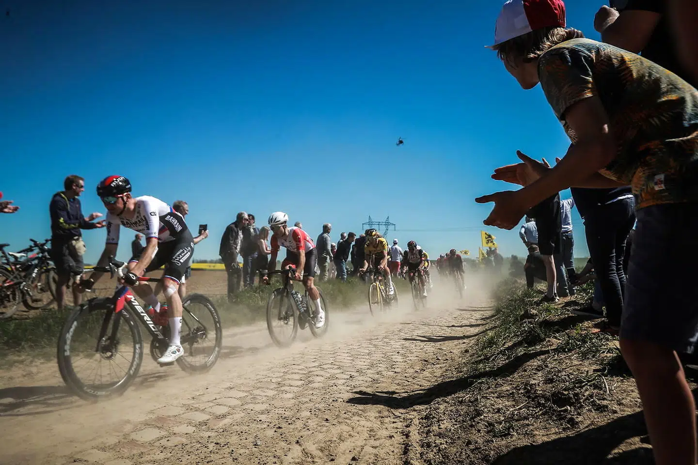Naturligvis rummer bogen en beretning om »en forårsdag i helvede«, cykelløbet Paris-Roubaix, der i år blev kørt 17. april.
