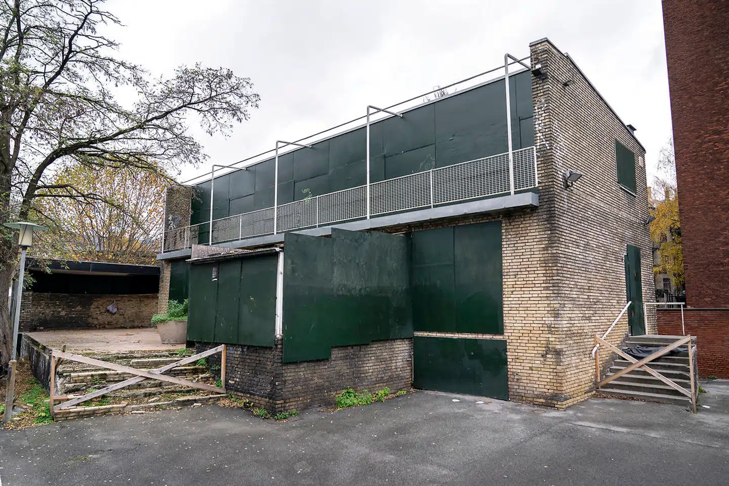 På bagsiden af Radiohuset – mod Worsaaesvej og Jakob Dannefærds Vej – ligger den såkaldte »villa« og flere andre bygninger, som er i vildt forfald. Nu sker der noget på den skjulte grund.