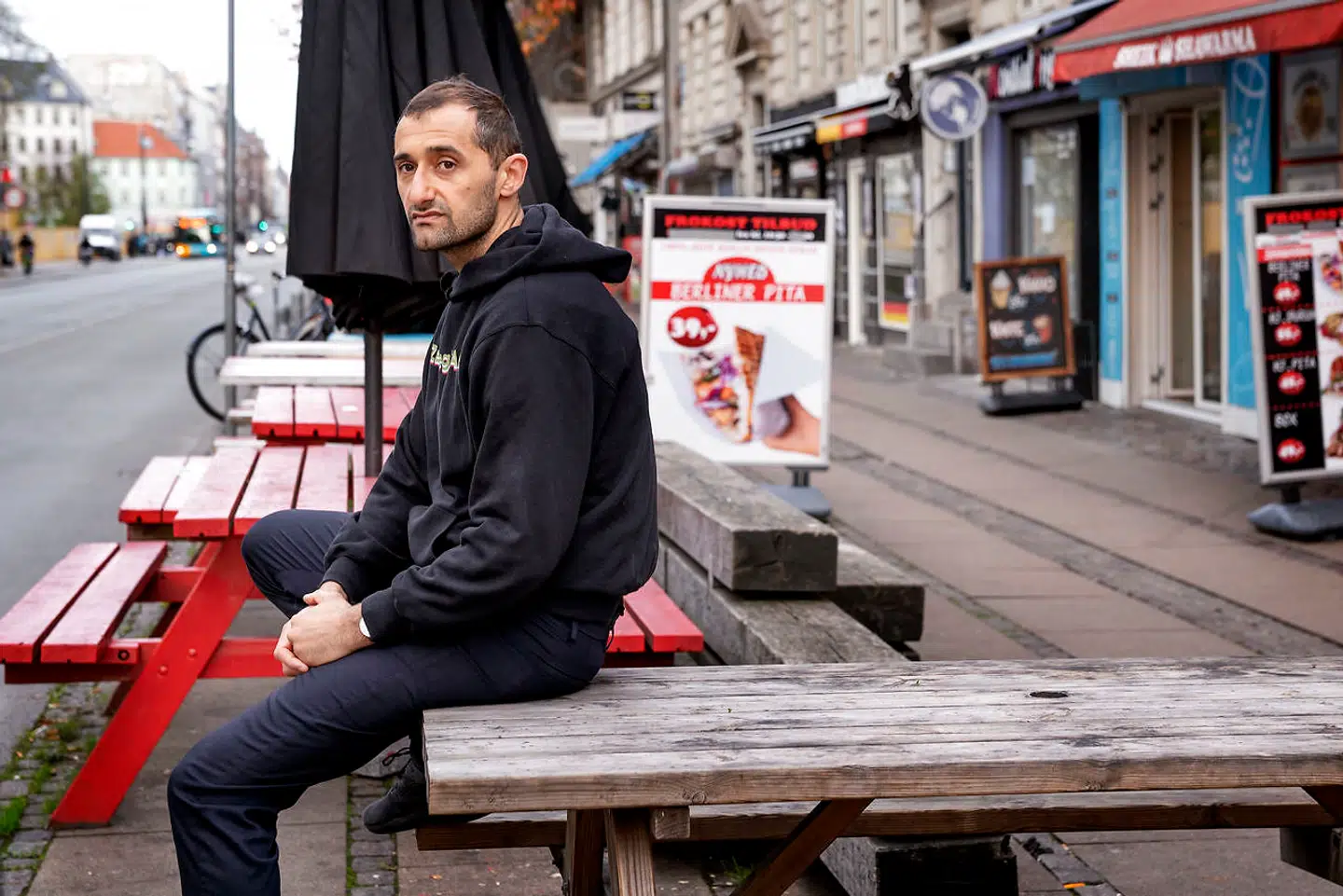 Sociologen Aydin Soei har skrevet flere bøger om udsatte områder og etniske minoriteter i Danmark. Han mener, at der er en særlig grund til, at politikerne på Christiansborg politiserer Nørrebro. Her fotograferet på Nørrebrogade.