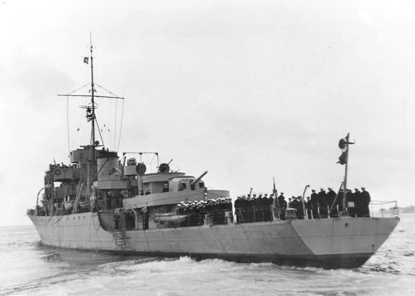 »Noget taler altså for ubåde til at finde ubåde. Men er det relevant for Danmark i dag? Vi kan få en ide om det ved at gå tilbage til Den Kolde Krig,« skriver Peter Bogason. Fregatten Niels Ebbesen tjente under Anden Verdenskrig i den canadiske flåde under navnet HMCS Annan, og sænkede herunder 16. oktober 1944 den tyske ubåd U 1006.