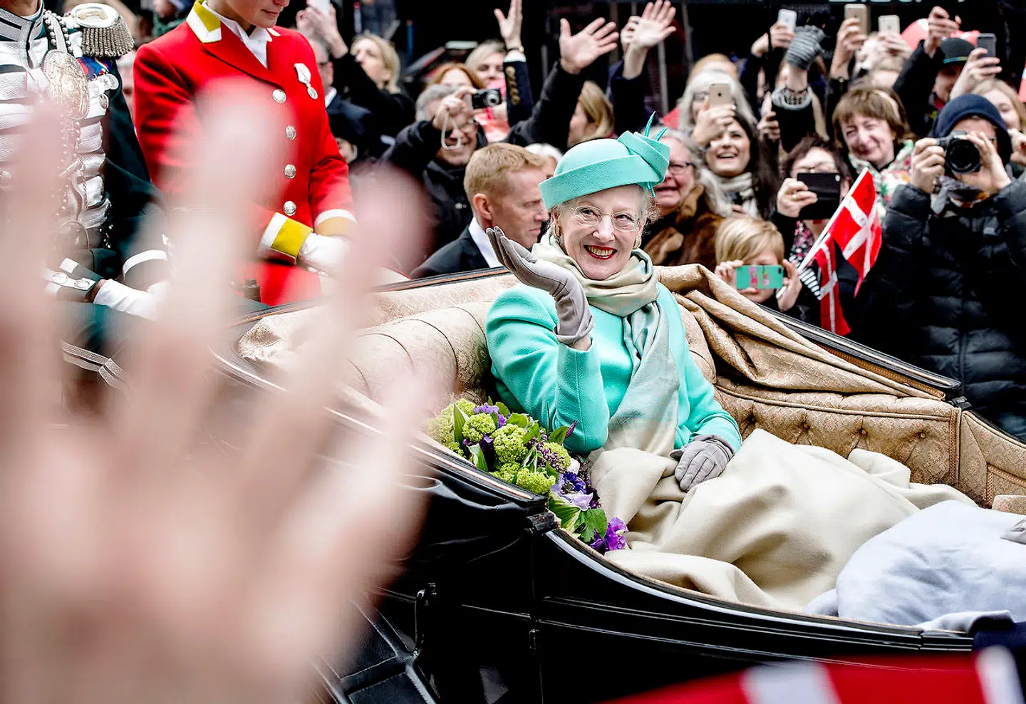 Dronningen kørte sammen med Kronprinsen og Kronprinsessen i åben karet fra Amalienborg til Københavns Rådhus, da hun fyldte 75. Her på Strøget.