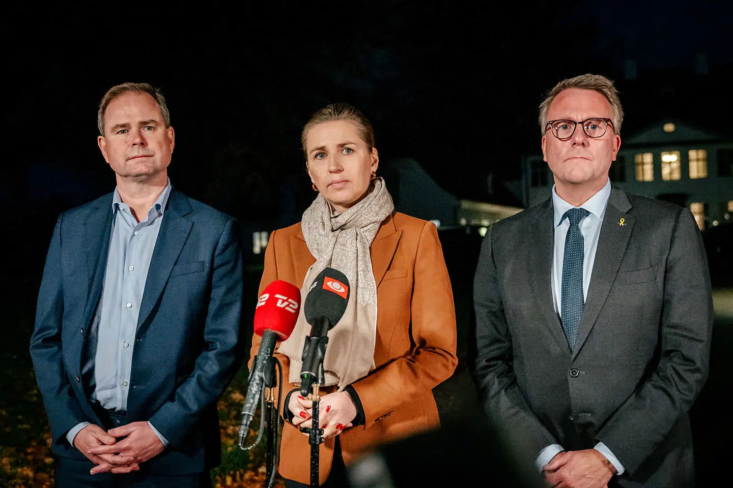 Fungerende statsminister Mette Frederiksen (S) afviser fortsat, at der kan sættes gang i forhandlinger om en økonomisk akutpakke. På billedet ses Mette Frederiksen, Morten Bødskov og Nicolai Wammen (S) efter regeringsforhandlinger på Marienborg i Kongens Lyngby, mandag den 7. november 2022. Foto: Emil Helms/Ritzau Scanpix)