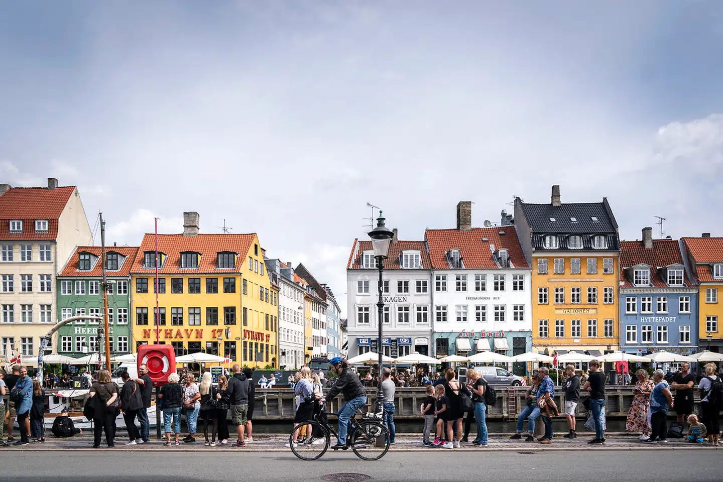 Der er lang kø til kanalrundfarten ved Kongens Nytorv, men sandsynligheden for, at det er kinesere elle amerikanere, der venter på den tur, er mindre end før corona.
