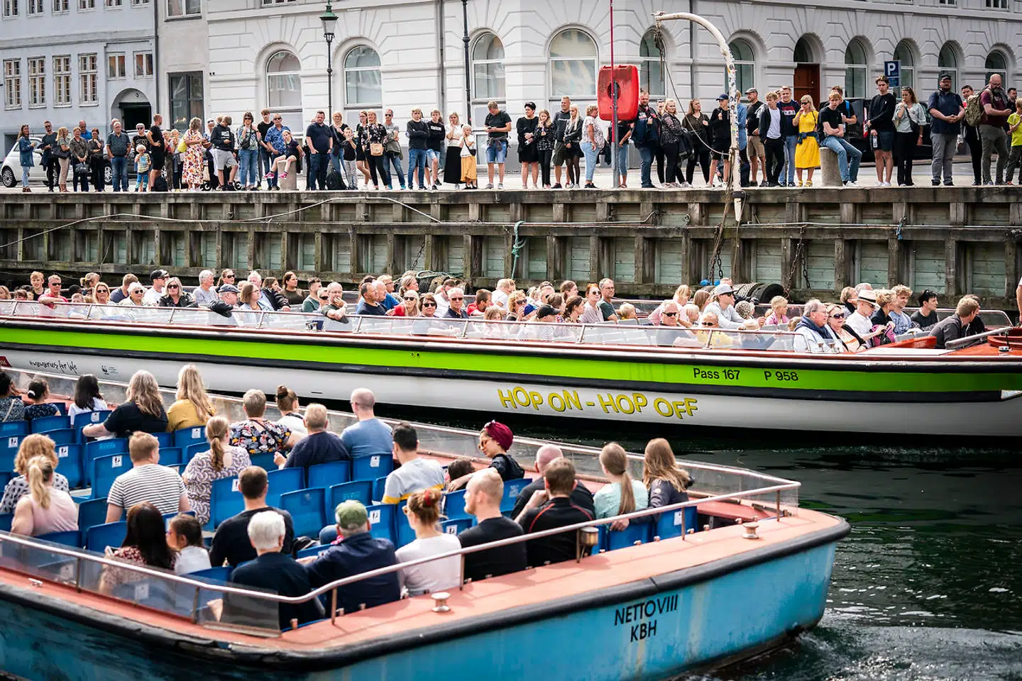 Fulde både og lange køer til kanalrundfart ved Kongens Nytorv i København i sommeren 2020.