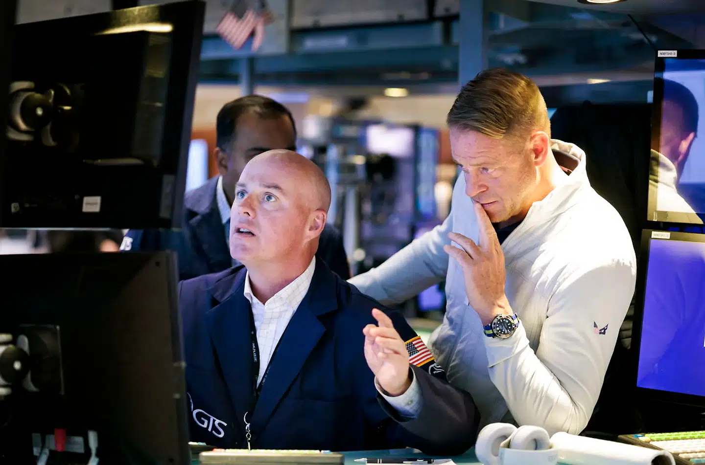 Torsdag blev en af de mere begivenhedsrige handelsdage på New York Stock Exchange i New York. Her er aktiehandlere i aktion på gulvet.