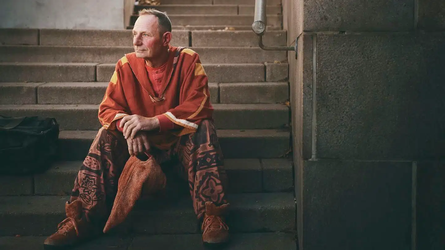 »Man kan ikke blive vred på Pyrus. Han er uskyldig. Han er et barn,« siger Jan Linnebjerg som Pyrus i TV 2 -dokumentaren »Nissen flytter altid med«.