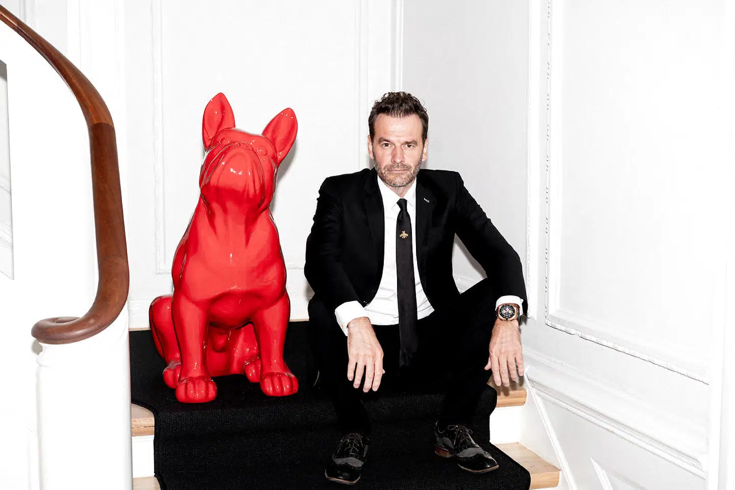 Serieinvestor og iværksætterguru Jesper Buch lancerer nu et iværksætterakademi for i første omgang 100 elever i samarbejde med Niels Broch. Ud over at lære en masse om ledelse og ansvar, er planen også, at de unge mennesker skal iklæde sig skoleuniform, når første år af den toårige uddannelse er overstået. Billedet er taget i Jesper Buchs hjem på Frederiksberg.