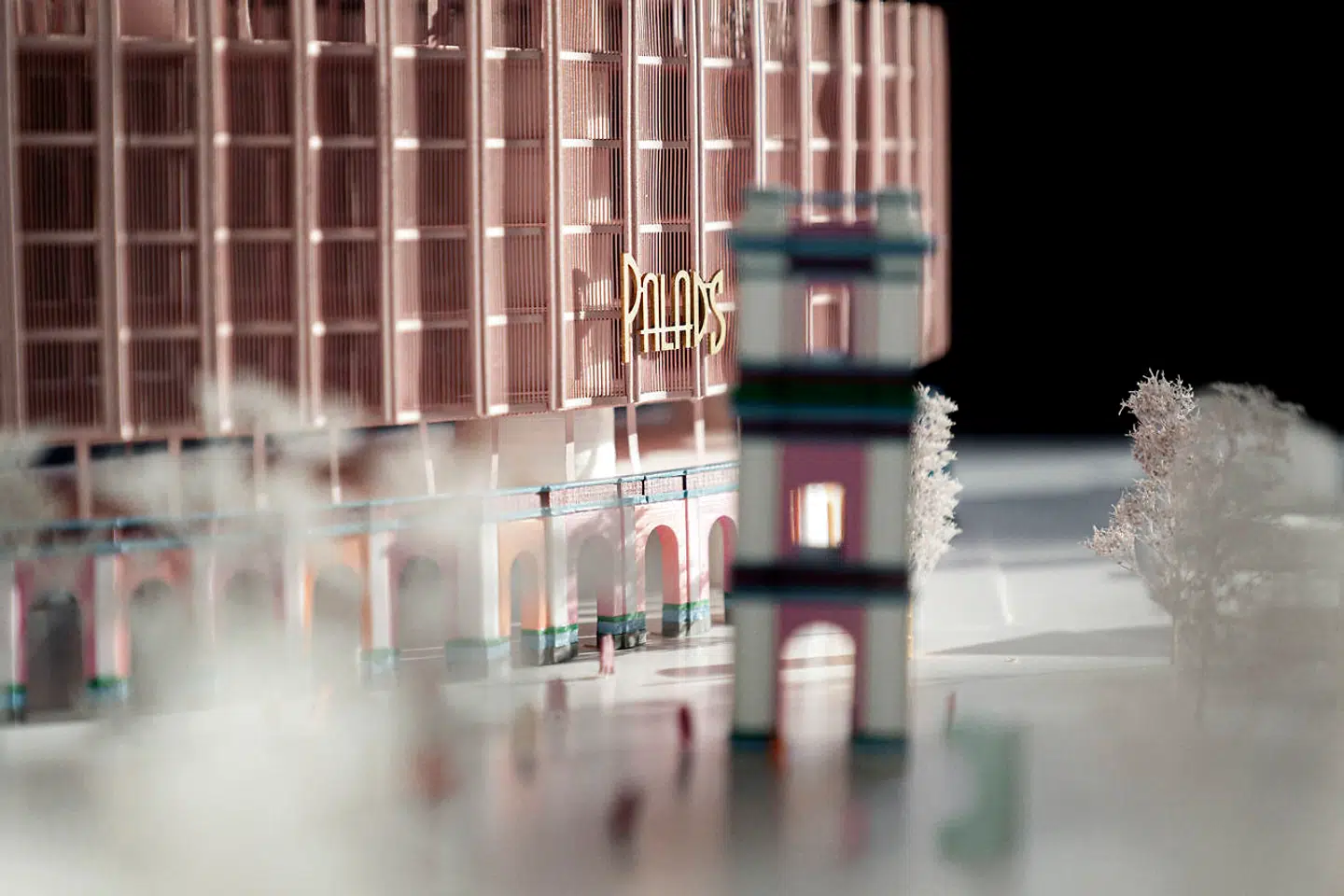 I skitsen til 'Det moderne Palads' er tårnet flyttet ud på Axeltorv.