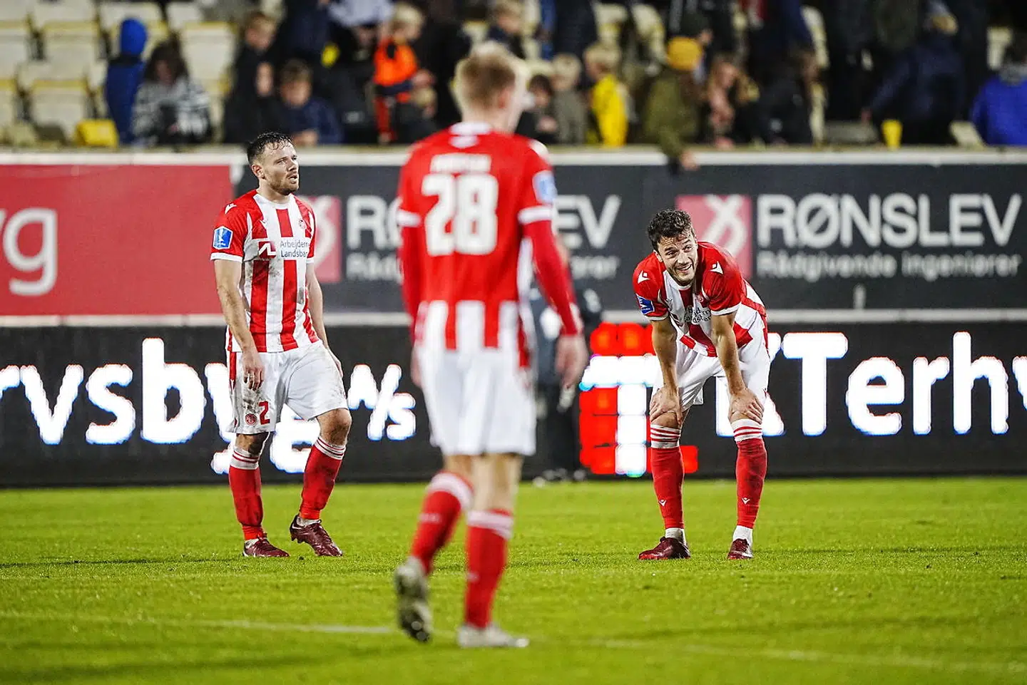 Arkivfoto: Anklagemyndigheden i Østjyllands Politi rejser tiltale mod tre mænd for i forbindelse med en fodboldkamp at frarøve en 16-årig AaB-fan hans fodboldtrøje.
