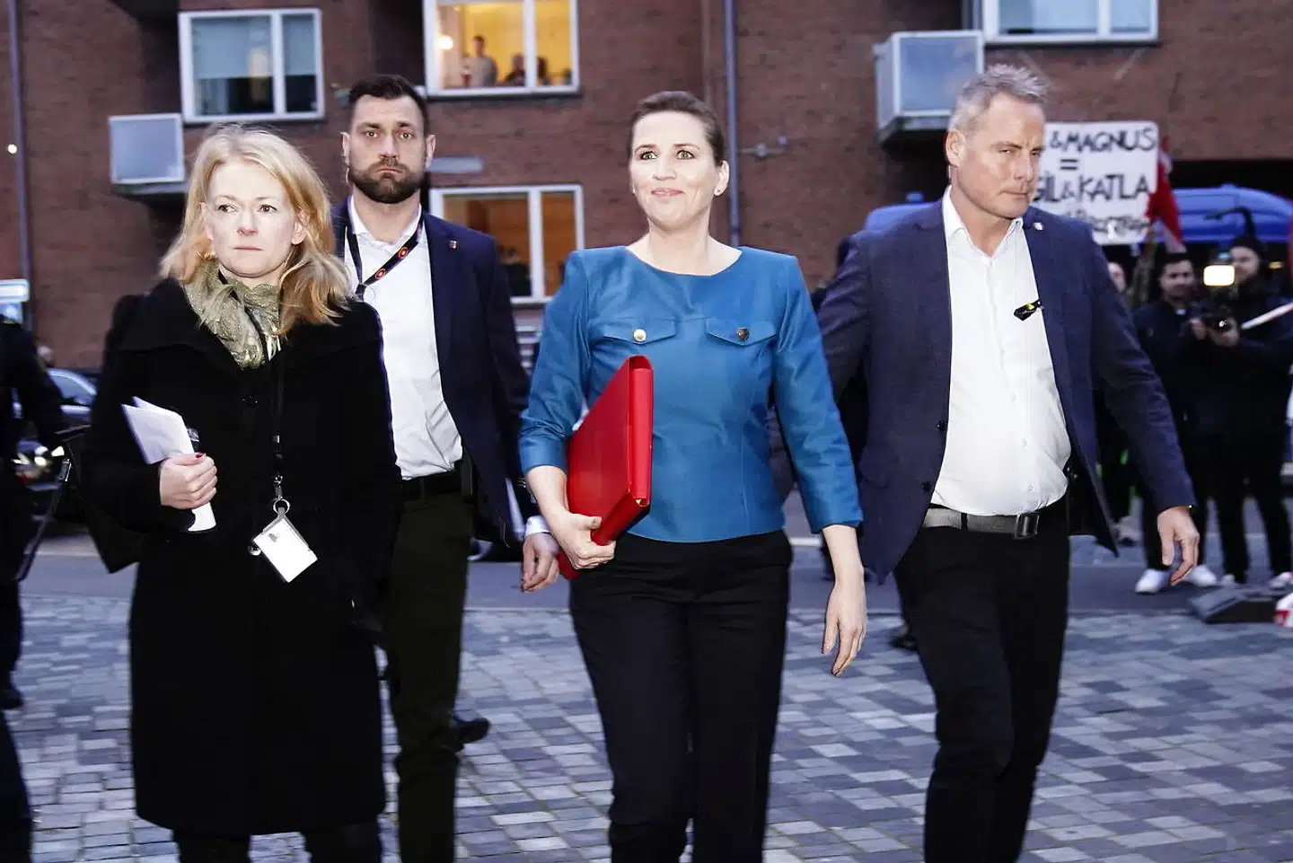 Det flertal af partier, som før valget krævede en advokatvurdering af minksagen, må og skal holde fast, skriver Tom Jensen i denne leder. Her ankommer Mette Frederiksen til afhøringer i Minkkommissionen i Retten på Frederiksberg 9. december 2021.