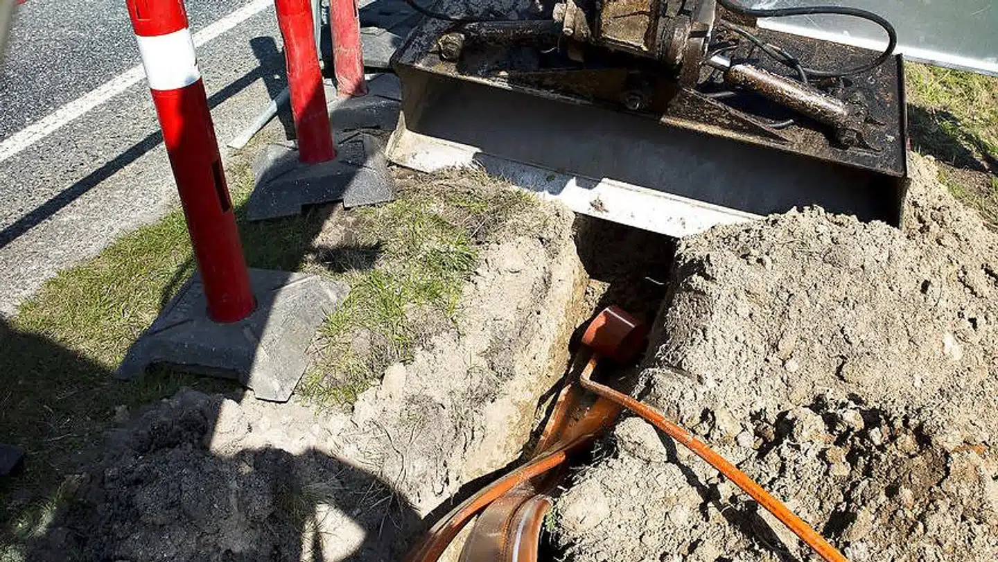 Hver dag bliver der gravet kabler over et sted i Danmark, og oftest rammer det telefon- og internetkablerne, som ligger øverst i jorden. Kablerne bliver forsøgt beskyttet med dækbånd som her. Alligevel går det galt og koster store beløb.