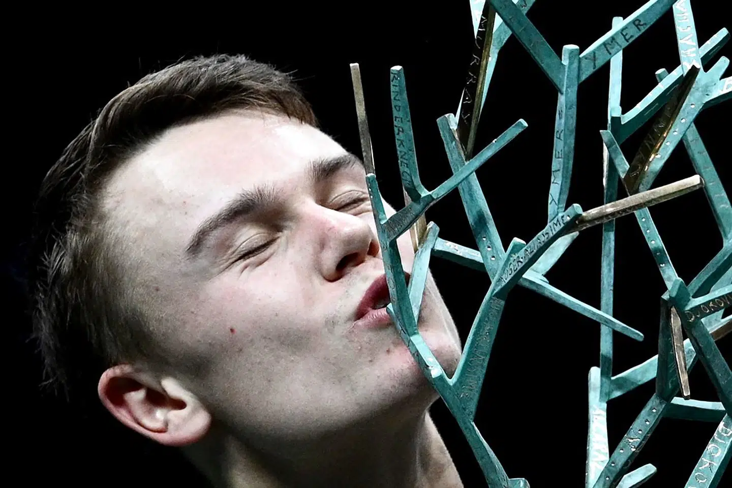 »Danmarks sportsstjerner står i skærende kontrast til vor tids håbløse samfundsmørke, hvor deres gyldne øjeblikke sikrer vores gyldne håb for fremtiden.« På billedet Holger Rune.