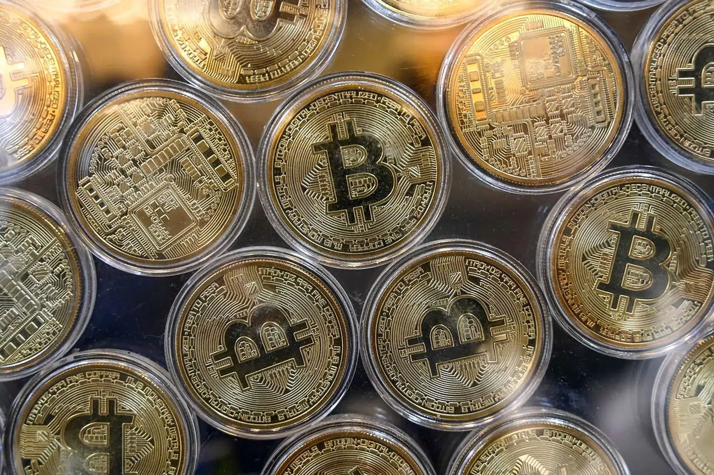Der bliver igen uddelt lussinger i kryptouniverset. Bitcoin falder over seks procent tirsdag. Arkivfoto: Ozan Kose/AFP/Ritzau Scanpix