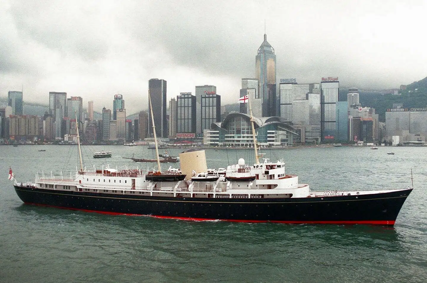 Det nye kongeskib skulle have erstattet »HMY Britannia«, der blev lagt op i 1997. På dette billede fra 1997 sejler »Britannia« gennem havnen i Hong Kong. Arkivfoto: AP/Ritzau Scanpix