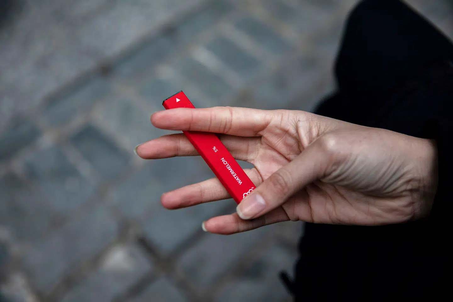 Puff bars – der er en slags engangs-e-cigaret – er blevet populære blandt unge under 18 år.