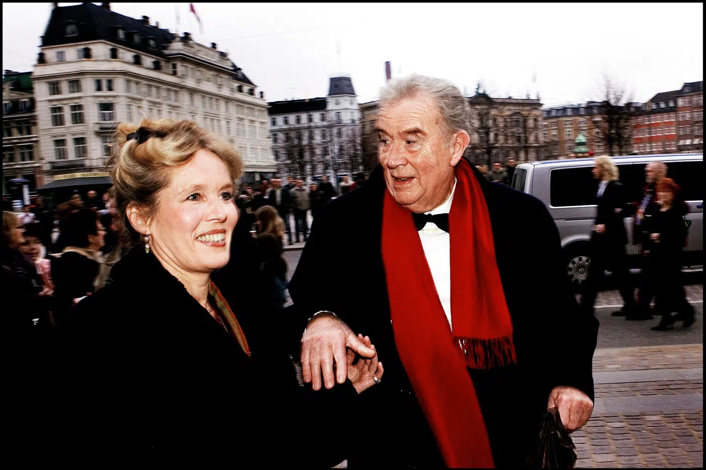 Den 8. november fylder Jørgen Reenberg 95 år. Her foran Det Kongelige Teater i 2006 med skuespiller Marianne Høgsbro, som han lever sammen med. Linda Kastrup/Ritzau Scanpix