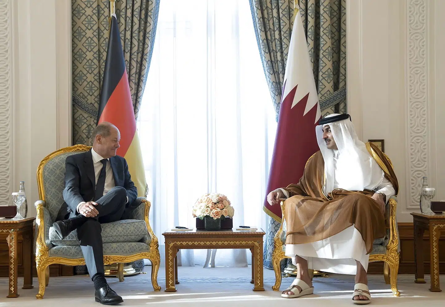 Den tyske kansler, Olaf Scholz, har ligesom flere fremtrædende ministre fra hans regering besøgt Qatar for at pleje det vigtige forhold til emir Tamim bin Hamad al-Thani (th.). Arkivfoto: Qatar News Agency/EPA/Ritzau Scanpix