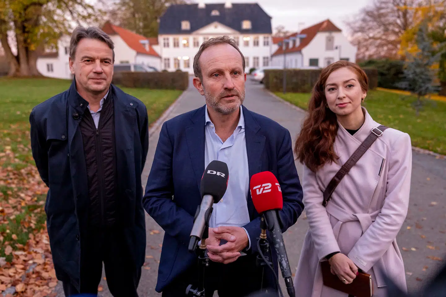 De Radikales Christian Friis Bach (bagest), Martin Lidegaard og Samira Nawa, der forhandler om en ny regering på Marienborg, vil have Danmarks klimamål hævet til 80 procent CO₂-reduktion i 2030 og klimaneutralitet i 2040.